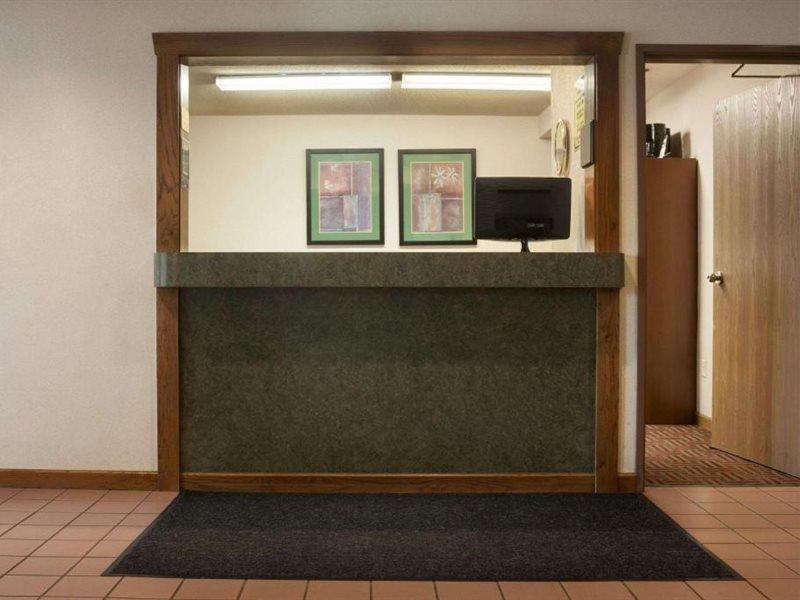 Super 8 by Wyndham Peoria Motel Bagian luar foto