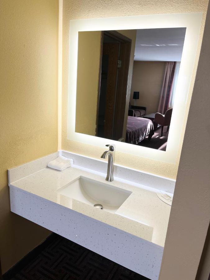Super 8 by Wyndham Peoria Motel Bagian luar foto