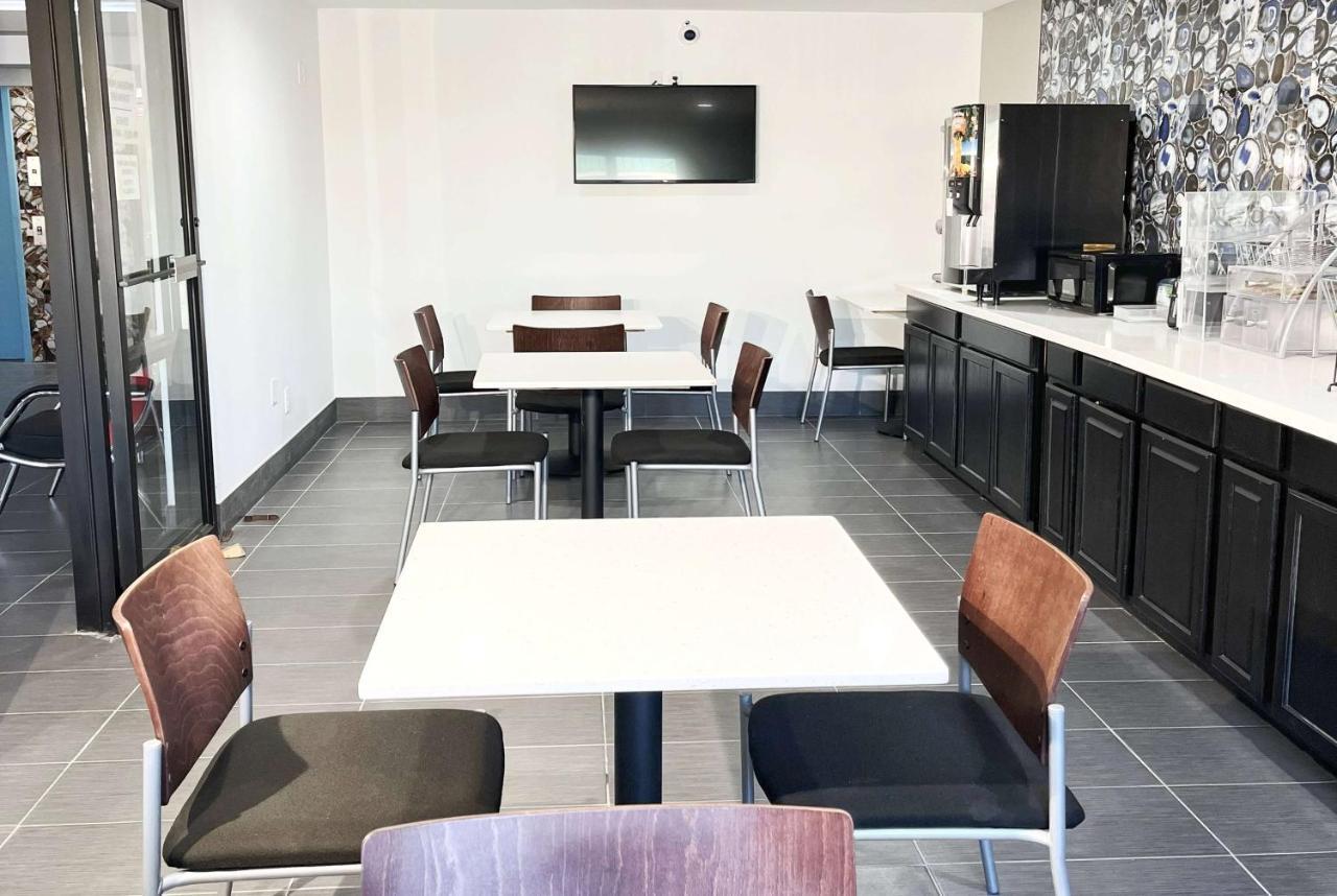 Super 8 by Wyndham Peoria Motel Bagian luar foto
