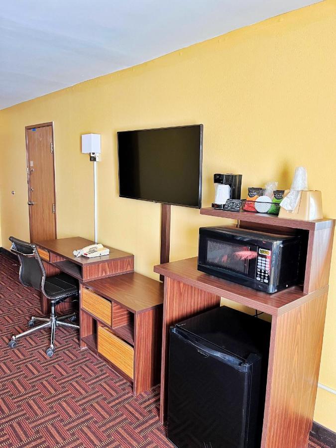 Super 8 by Wyndham Peoria Motel Bagian luar foto
