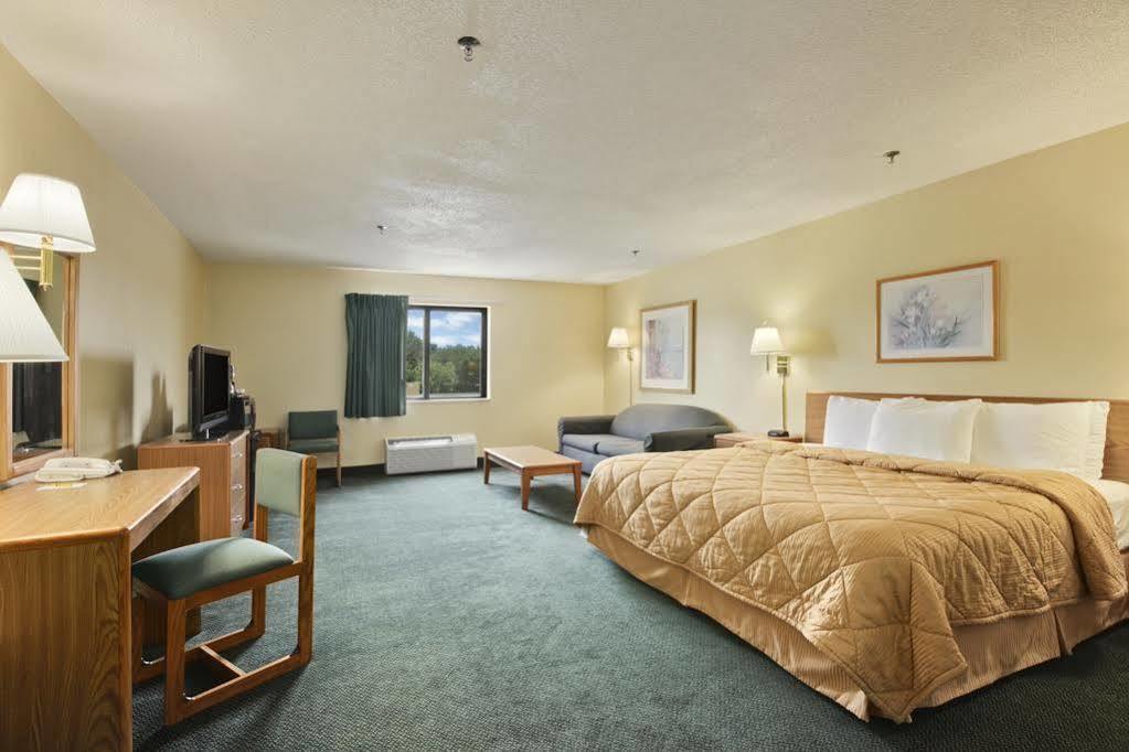 Super 8 by Wyndham Peoria Motel Bagian luar foto